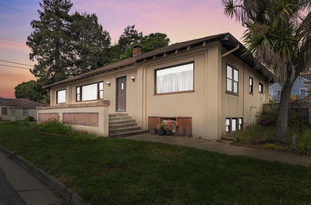 4705 Crystal Street, Capitola CA: https://media.crmls.org/mediaz/0068d5d1-88fe-45a2-bb1c-a6bd3689d611.jpg