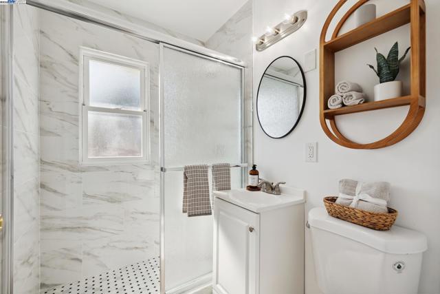 108 Cypress St, Alameda CA: https://media.crmls.org/mediaz/0069716c-0069-405d-9909-e251e9e10dd5.jpg