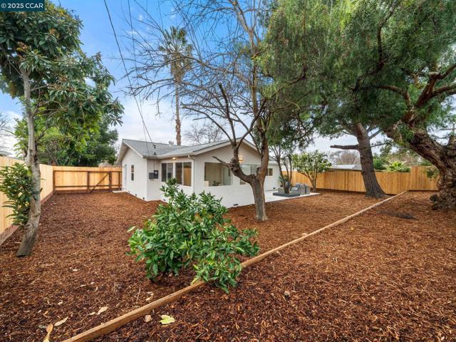 4285 Carter Ct, Concord CA: https://media.crmls.org/mediaz/0069f440-2dd1-489d-8941-9780e5e73d93.jpg