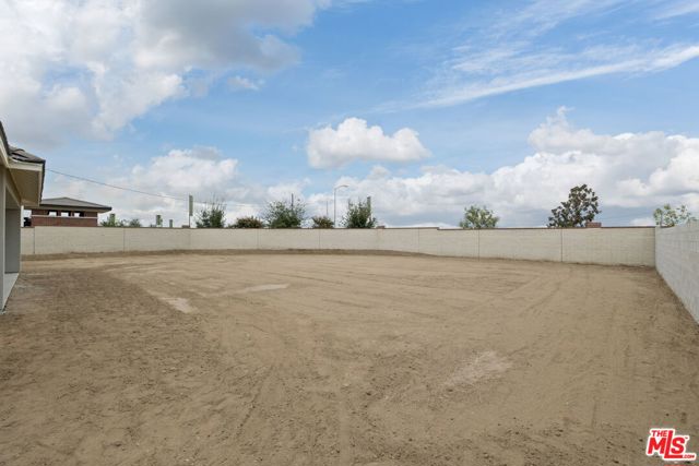 3719 Pathway Court, Bakersfield CA: https://media.crmls.org/mediaz/006a72eb-c444-40de-b20d-17d8ccad2030.jpg