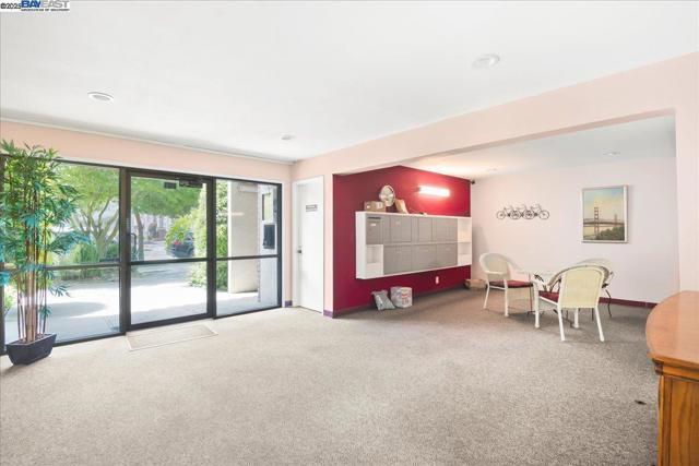 2133 Santa Clara Ave, Alameda CA: https://media.crmls.org/mediaz/006affb6-c40c-48a4-8dee-2f891db0e2bc.jpg