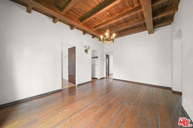 6686 Emmet Terrace, Los Angeles CA: https://media.crmls.org/mediaz/006db82f-676a-419f-a24f-9694e095ed26.jpg