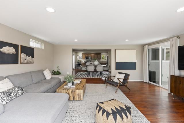 310 Bluff Wy, Oceanside CA: https://media.crmls.org/mediaz/006dbcf0-673d-4827-9aaa-5e239b2c681a.jpg