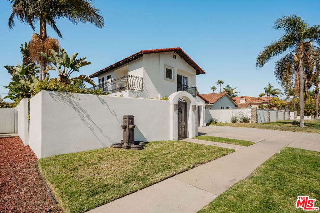 2039 Irvine Avenue