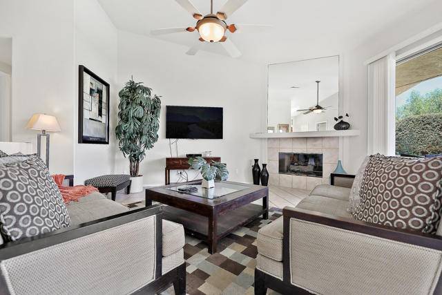 2450 Quincy Way, Palm Springs CA: https://media.crmls.org/mediaz/006e19d8-737e-4b14-90f6-1f77676f58d5.jpg