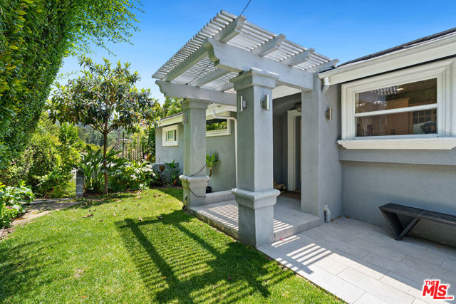 13513 Cheltenham Drive, Sherman Oaks CA: https://media.crmls.org/mediaz/00707586-192a-423d-822c-3e906174b026.jpg