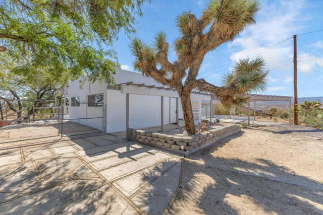5797 Linda Lee Drive, Yucca Valley CA: https://media.crmls.org/mediaz/007093e2-db8e-415b-abbc-4384256a0b00.jpg