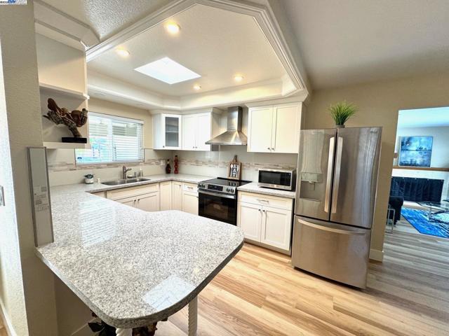 34288 Torrington Pl, Fremont CA: https://media.crmls.org/mediaz/0070a649-c15d-4e00-9d01-bd4c767f3499.jpg