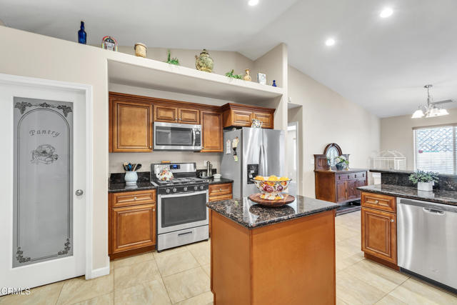 17717 Bangor Avenue, Hesperia CA: https://media.crmls.org/mediaz/0070b745-371c-4979-bfed-b1d0f7806397.jpg