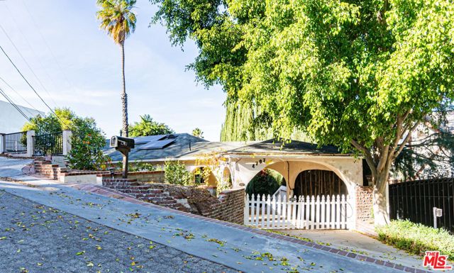 4707 Bedel Street, Woodland Hills CA: https://media.crmls.org/mediaz/0071b6f1-fd5b-4f72-8011-2143a700bcb7.jpg