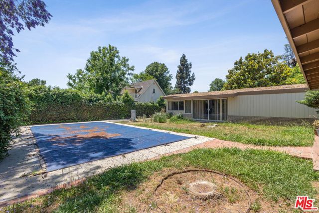 8400 Encino Avenue, Northridge CA: https://media.crmls.org/mediaz/00732da0-5fb2-431b-9b42-f1437cda70a6.jpg