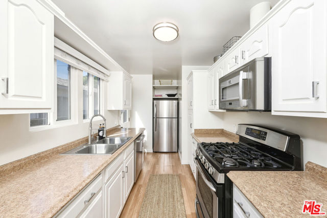 517 Venice Way, Venice CA: https://media.crmls.org/mediaz/007341f8-5b8e-40cc-b238-d395cfaab509.jpg