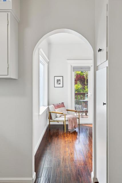 1525 Stanton St, Alameda CA: https://media.crmls.org/mediaz/0073a39f-a85b-41c6-88d7-c9d5bc03d625.jpg