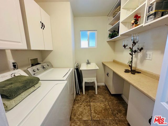 425 S Paseo Laredo, Cathedral City CA: https://media.crmls.org/mediaz/0073e1e2-20ff-4be9-bc4b-1b6a285abced.jpg