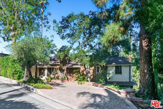 15213 Del Gado Drive, Sherman Oaks CA: https://media.crmls.org/mediaz/00743d31-b04d-49e4-a58e-9bc9a00a4080.jpg