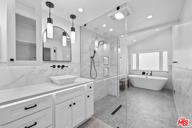5656 Penfield Avenue, Woodland Hills CA: https://media.crmls.org/mediaz/00749080-000b-4bb4-9c1d-2f33577194f3.jpg