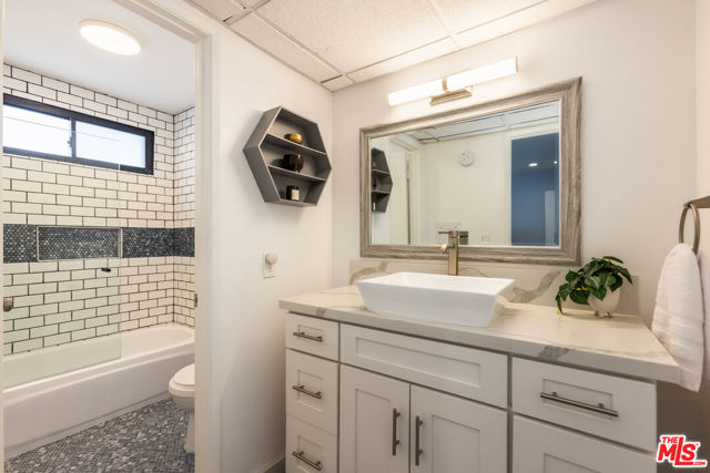 11828 Goshen Avenue, Los Angeles CA: https://media.crmls.org/mediaz/0074ebac-7586-44e0-a330-47c164a47293.jpg