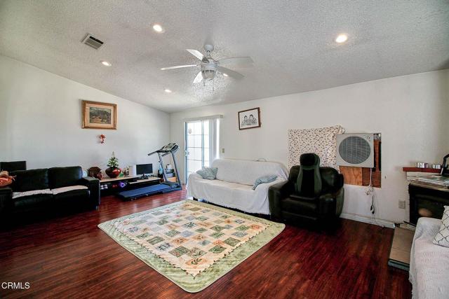 10424 Santa Fe Fire Road, Lucerne Valley CA: https://media.crmls.org/mediaz/00753348-0386-4952-807a-d929aaba6f7d.jpg