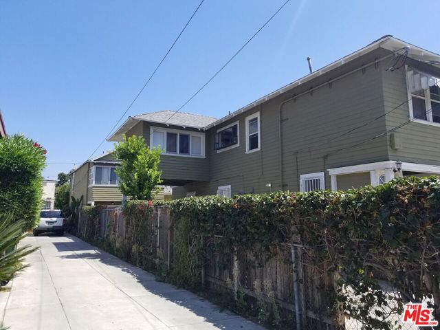 1144 S Kingsley Drive, Los Angeles CA: https://media.crmls.org/mediaz/00760aa7-e482-4dbe-b886-2a248e7518fd.jpg