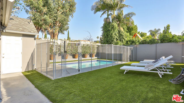 842 S Ogden Drive, Los Angeles CA: https://media.crmls.org/mediaz/0076e211-5e94-49dc-bcc7-fe425f0ebc3f.jpg