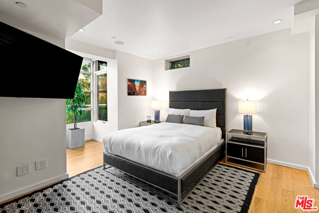 2738 Rinconia Drive, Los Angeles CA: https://media.crmls.org/mediaz/00779951-a4b5-410a-8721-e3862454a708.jpg