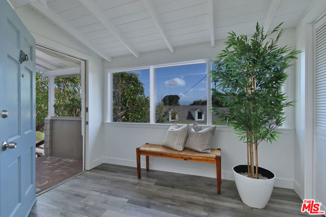 15200 Del Gado Drive, Sherman Oaks CA: https://media.crmls.org/mediaz/00792cdb-f24d-4a93-9114-9c3ae1d37b4f.jpg