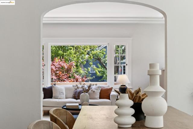 1071 Harvard Rd, Piedmont CA: https://media.crmls.org/mediaz/00798880-3de8-413f-a314-5cf5c623ab5e.jpg