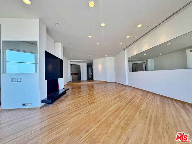 3505 Ocean Front Walk, Marina del Rey CA: https://media.crmls.org/mediaz/007a1441-f33c-40ca-a24c-9e8adf394edd.jpg