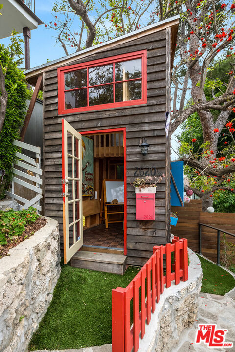 2620 Rutherford Drive, Los Angeles CA: https://media.crmls.org/mediaz/007d33e4-9306-4018-8d4f-025473252278.jpg