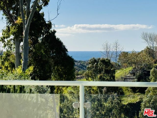 5787 Calpine Drive, Malibu CA: https://media.crmls.org/mediaz/007e0f55-1f08-427b-a7b5-93b3e040d0dd.jpg