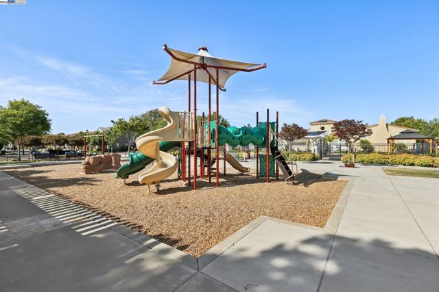 5010 Barrenstar Way, San Ramon CA: https://media.crmls.org/mediaz/007e69fb-38f2-4c12-a3eb-8fbe41ddcc5f.jpg