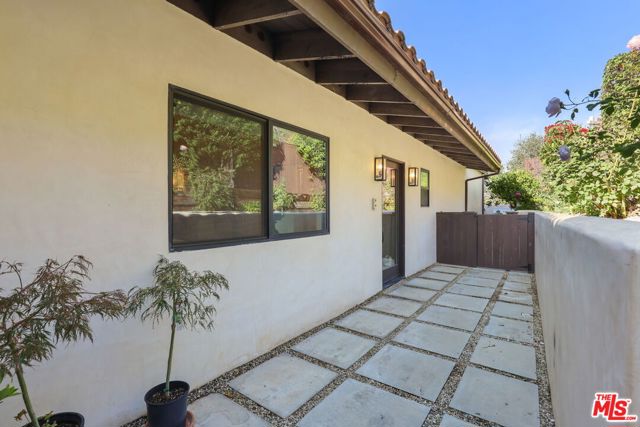 2835 Oak Point Drive, Los Angeles CA: https://media.crmls.org/mediaz/007eddb1-2f60-43bb-972b-bd321f31bdd2.jpg