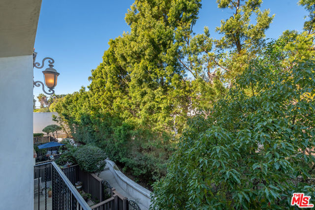 1619 Artesia Boulevard, Manhattan Beach CA: https://media.crmls.org/mediaz/007f5a2e-0087-400d-bf74-5d4ef3510466.jpg