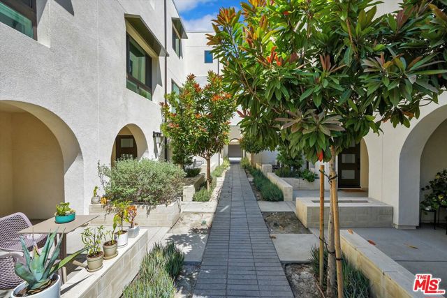 2927 Exposition Place, Los Angeles CA: https://media.crmls.org/mediaz/00807bcd-82d2-4da4-a871-2fdfc722d5ab.jpg