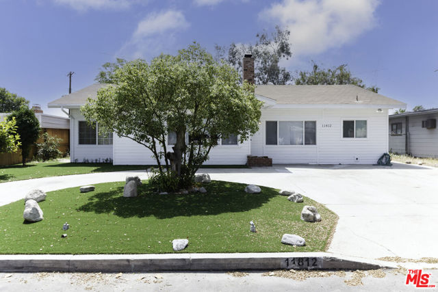 11812 RANDALL Street, Sun Valley CA: https://media.crmls.org/mediaz/0080b018-77b4-4e8b-a7cf-784b9ba1ad1a.jpg