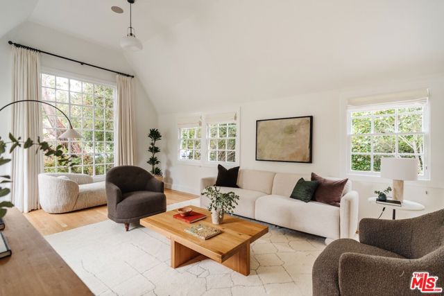 226 N Arden Boulevard, Los Angeles CA: https://media.crmls.org/mediaz/0084408d-1271-4528-a2b1-4b060fca1e3c.jpg