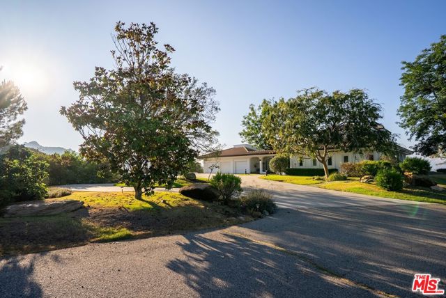 21965 Saddle Peak Road, Topanga CA: https://media.crmls.org/mediaz/0084e37f-c912-4fe4-8a43-8ee6c7aa5e82.jpg