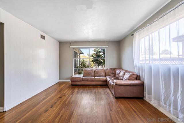 632 Sandalwood Dr, El Cajon CA: https://media.crmls.org/mediaz/00855107-03d0-4be2-ac8d-8c2edf13c3a5.jpg