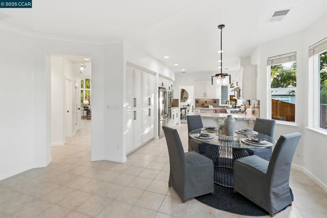 1975 Holly Creek Pl, Concord CA: https://media.crmls.org/mediaz/008588f1-5d52-47ce-a2a3-935e5ef6a332.jpg