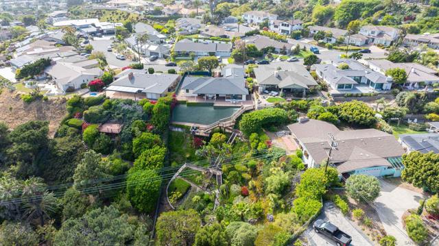 951 Skylark Dr, La Jolla CA: https://media.crmls.org/mediaz/008637f0-ee5e-43e3-8019-079a5a4530bf.jpg