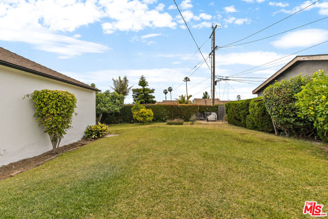 9829 S 7th Avenue, Inglewood CA: https://media.crmls.org/mediaz/00870d93-2e47-4300-af96-3426922a3fbd.jpg