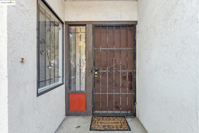 9663 Elmview, Oakland CA: https://media.crmls.org/mediaz/00873b04-f2f8-4d1d-b2f3-f0a380955589.jpg