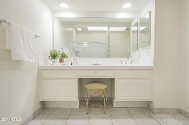 2971 Shadow Brook Lane, Westlake Village CA: https://media.crmls.org/mediaz/00886b7f-89cb-4a46-9dc7-04ef4c4dd3b7.jpg