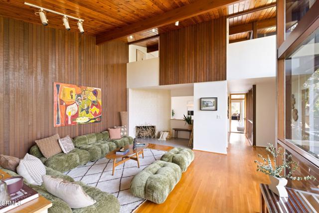 1256 Club House Drive, Pasadena CA: https://media.crmls.org/mediaz/008890e7-7633-4a9c-b6f2-5536ccd7ca7e.jpg