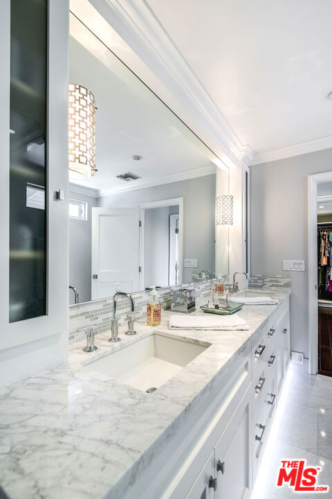 8407 Skyline Drive, Los Angeles CA: https://media.crmls.org/mediaz/0088cf30-e6ba-4b27-8774-84a1da932211.jpg
