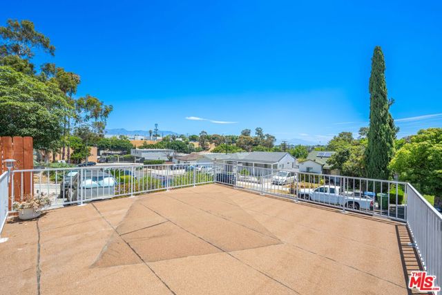 2333 Warwick Avenue, Los Angeles CA: https://media.crmls.org/mediaz/0088f03e-6279-41ac-b22d-de863159c201.jpg