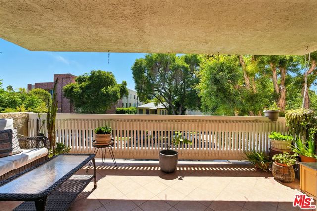 1310 Roxbury Drive, Los Angeles CA: https://media.crmls.org/mediaz/008a15a6-a6be-4319-b328-b22d3e96bf7d.jpg