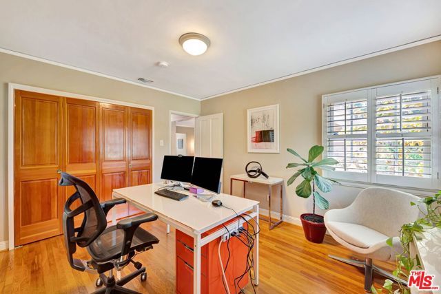 10257 Camarillo Street photo 23