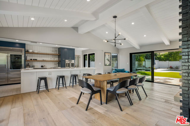 8400 Mulholland Drive, Los Angeles CA: https://media.crmls.org/mediaz/008c1858-36e7-40fd-a3e4-b04899218589.jpg