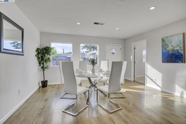 215 Isleton Ave, Oakland CA: https://media.crmls.org/mediaz/008da402-751d-4dea-9821-ac84a7026312.jpg